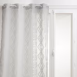 Apportez une touche de couleur à votre pièce avec ce voilage. Son design saura mettre en avant la décoration de votre intérie ...