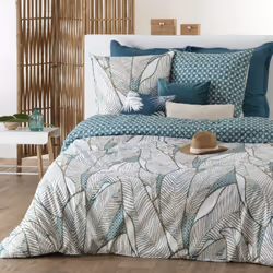 Cette parure de lit 2 personnes est composée : d'une housse de couette 240x220 cm + 2 taies d'oreiller 65x65 cm. Les coussins ...