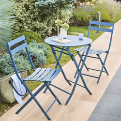 Idéale pour savourer un café au soleil en duo, la table de jardin pliante ronde "GREENSBORO" Hespéride est un indispensable p ...