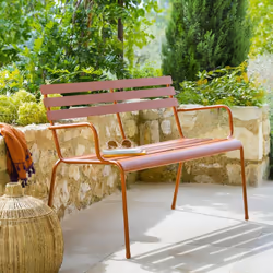 Vous recherchez une pièce design pour votre extérieur ? Le banc de jardin "Greensboro" 2 places Hespéride est ce qu'il vous f ...