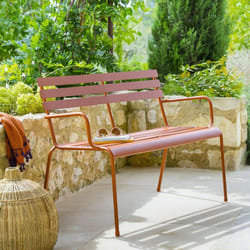 Banc de jardin Greensboro ambre en acier traité époxy - Hespéride