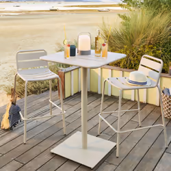 Vous rêvez d'un espace extérieur animé et joyeux ? La table haute de jardin "PHUKET" Hespéride est faite pour vous ! Un desig ...