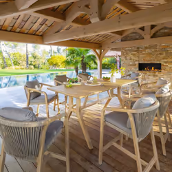 Apportez de la chaleur à votre décoration extérieure avec la table haute de jardin "PAPOUASIE" Hespéride. Un design naturel D ...