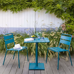Sur votre balcon ou votre terrasse, retrouvez-vous en duo autour d'un bon repas grâce à la table carrée "PHUKET" Hespéride. U ...