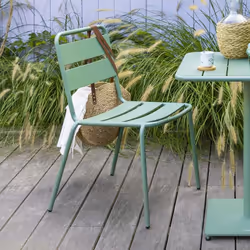 Créez un coin cosy pour prendre un repas sur votre balcon ou votre terrasse. La chaise empilable "PHUKET" Hespéride vous prom ...