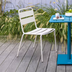 Créez un coin cosy pour prendre un repas sur votre balcon ou votre terrasse. La chaise empilable "PHUKET" Hespéride vous prom ...