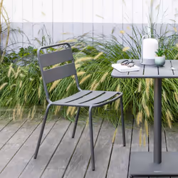 Description générale La chaise de jardin en métal Phuket coloris graphite de la marque Hespéride est un choix idéal pour votr ...