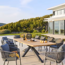En quête d'une table aux dimensions généreuses pour réunir famille et amis ? La table de jardin "LIMAYA" Hespéride est faite ...