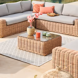 Vous voulez rendre votre salon de jardin opérationnel pour les beaux jours ? Craquez pour la table basse carrée "SAVINIA" Hes ...