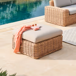 Véritable siège d'appoint pratique, optimisez votre extérieur avec le pouf de jardin "SAVINIA" Hespéride. Un design élégant L ...