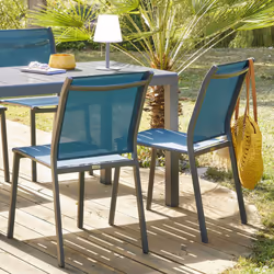 Moderne et astucieuse, la chaise de jardin empilable "ESSENTIA" Hespéride est votre alliée pour aménager un espace repas chal ...