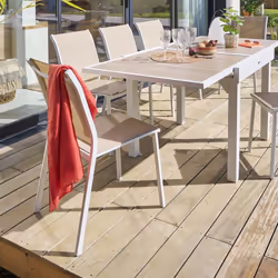 Moderne et astucieuse, la chaise de jardin empilable "ESSENTIA" Hespéride est votre alliée pour aménager un espace repas chal ...