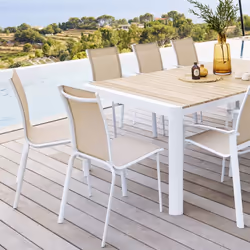 Profitez du beau temps avec vos proches, confortablement installés sur une chaise de jardin empilable "AXANT" Hespéride. Un d ...
