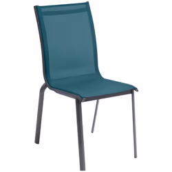 Profitez du beau temps avec vos proches, confortablement installés sur une chaise de jardin empilable "AXANT" Hespéride. Un d ...
