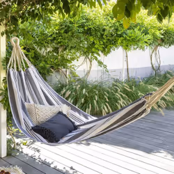 Imaginez une ambiance zen dans votre jardin ou sur votre terrasse avec la toile de hamac "ELOZIO" Hespéride. Un design contem ...