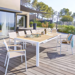 Vous recherchez un meuble fonctionnel pour recevoir vos invités autour d'un bon repas en plein air ? Alors, craquez pour la t ...