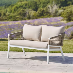Vous avez envie d'une terrasse cosy pour les beaux jours ? Alors, craquez pour le canapé de jardin "Oriengo" Hespéride. Une i ...