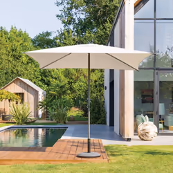 Accessoire essentiel pour profiter des belles journées d'été en toute sécurité, le parasol droit carré "SOYA" Hespéride est m ...