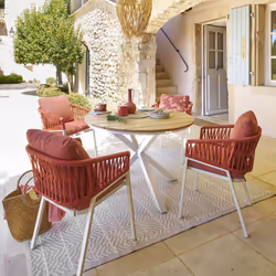 La table de jardin ronde "ORIENGO" Hespéride vous promet de passer d'excellents moments pendant la belle saison. Un design ch ...