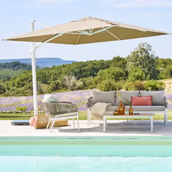 Protégez vous du soleil tout au long de la journée grâce au parasol décentré Melhia carré inclinable coloris blanc et noisett ...