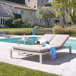 Avec ses dimensions généreuses, le lit de piscine double "Évasion" Hespéride vous accompagnera lors de vos moments de détente ...