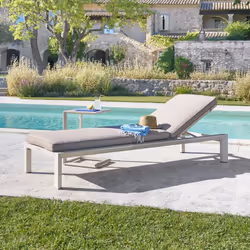 Lors d'une journée ensoleillée, rien de tel que le lit de piscine "Évasion" Hespéride pour vous prélasser. La détente avant t ...