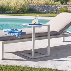 La table d'appoint de jardin carrée "ÉVASION" Hespéride se rendra très vite indispensable cet été. Une ligne épurée Pensée co ...