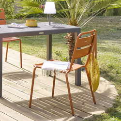 Vous rêvez d'un coin tranquille pour boire un café ou prendre un repas en plein air ? Alors, la chaise de jardin empilable "P ...