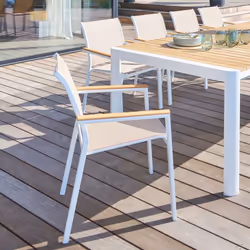 Le fauteuil de jardin empilable "ESSENTIA" Hespéride se rendra vite indispensable pour recevoir tous vos proches. Un meuble a ...