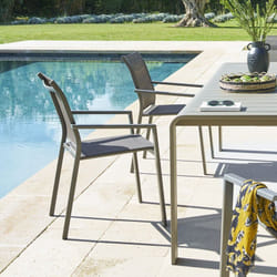 Hesperide - Fauteuil de jardin empilable Essentia wengé & praline en aluminium traité en epoxy - Hespéride