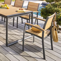 Le fauteuil de jardin empilable "ACORDIA" Hespéride ajoutera une note chaleureuse à votre salle à manger extérieure. Un desig ...