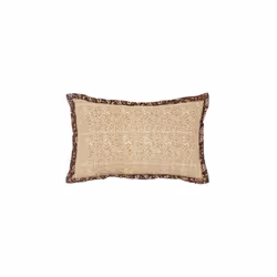 Introduisez une touche de polyvalence et de style avec le Coussin Décoratif Réversible Indie Beige de la marque Atmosphera. C ...