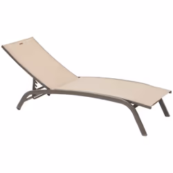 Indispensable pour se prélasser au bord d'une piscine comme dans un jardin, le transat "BONAO" Hespéride est une invitation à ...