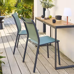 Moderne et astucieuse, la chaise de jardin empilable "ESSENTIA" Hespéride est votre alliée pour aménager un espace repas chal ...
