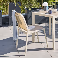 Moderne et astucieuse, la chaise de jardin empilable "ESSENTIA" Hespéride est votre alliée pour aménager un espace repas chal ...