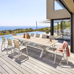Vous recherchez une table astucieuse et moderne pour recevoir sans compter durant les beaux jours ? La table de jardin extens ...
