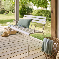 Pourquoi ne pas opter pour le banc de jardin "Greensboro" Hespéride pour agrémenter vos extérieurs avec style ? Un esprit vin ...