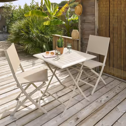 Avec la table de jardin "AZUA" Hespéride, créez un espace de convivialité sur votre terrasse, sans prendre de place ! Des lig ...