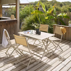 Pour combiner gain de place et convivialité, misez sur la table de jardin pliante "AZUA" Hespéride et profitez de sa praticit ...