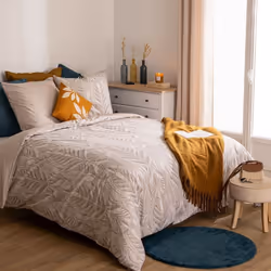 Découvrez l'élégance intemporelle avec la parure de lit Nalh Beige de la marque Atmosphera. Cette parure incarne le luxe et l ...