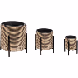 Vous souhaitez végétaliser votre univers déco avec une touche artisanale ? Le set de 3 pots sur pied "Cam" Atmosphera devrait ...