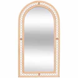 Le miroir arche "Anahi" Atmosphera séduit par sa forme intemporelle et son cadre en rotin tressé. Grâce à ses dimensions géné ...