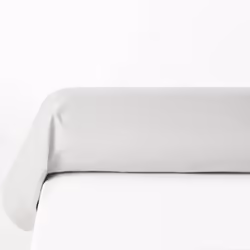 Accessoire indispensable pour une jolie literie, craquez pour cette taie de traversin Atmosphera. Un design classique Cette t ...