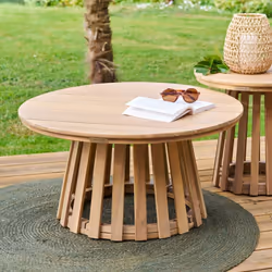 Fonctionnelle pour les beaux jours, la table d'appoint de jardin ronde "OSUNA" Hespéride complètera votre aménagement extérie ...
