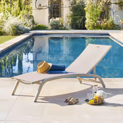 Indispensable pour se prélasser au bord d'une piscine comme dans un jardin, le transat "BONAO" Hespéride est une invitation à ...