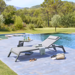 Pour se détendre au bord d'une piscine en toute quiétude, le transat "ALLURE" Hespéride est un allié moderne et astucieux ! U ...
