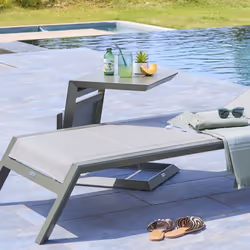 Indispensable pour équiper la plage d'une piscine, la table d'appoint de jardin carrée "ALLURE" Hespéride séduit par son desi ...