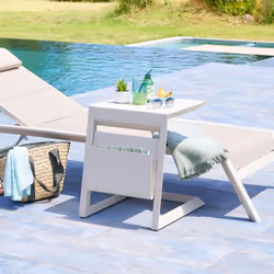 Indispensable pour équiper la plage d'une piscine, la table d'appoint de jardin carrée "ALLURE" Hespéride séduit par son desi ...