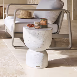 Sur la terrasse comme au jardin, où poser vos affaires ? La solution : la table d'appoint "TIMANDRA" Hespéride. Un design épu ...