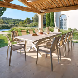 Vous recherchez une table astucieuse et moderne pour recevoir sans compter durant les beaux jours ? La table de jardin extens ...